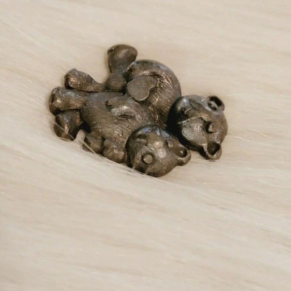 Vintage Pewter Teddy Bear Pin Heart 3D Textured Animal Zoo Figural 8272